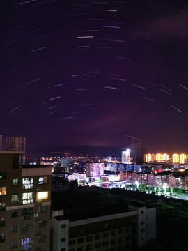 夜色城市中的星軌