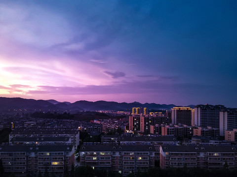 落日余暉下的城市風(fēng)光