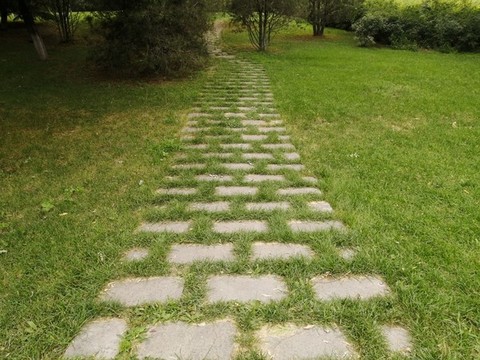 方磚綠草地走廊