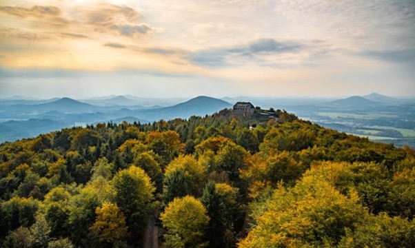 崇山峻嶺