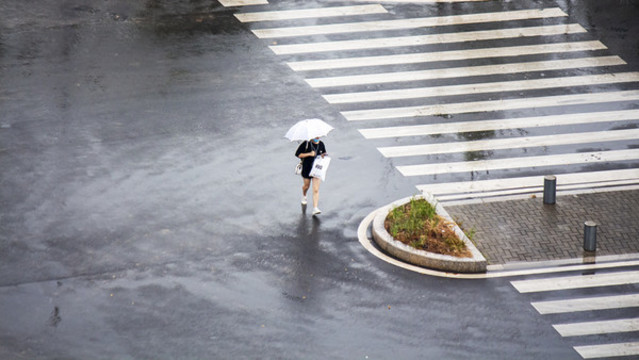 雨天過(guò)馬路的人