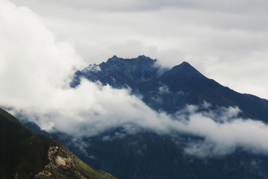 高山晨霧水墨畫