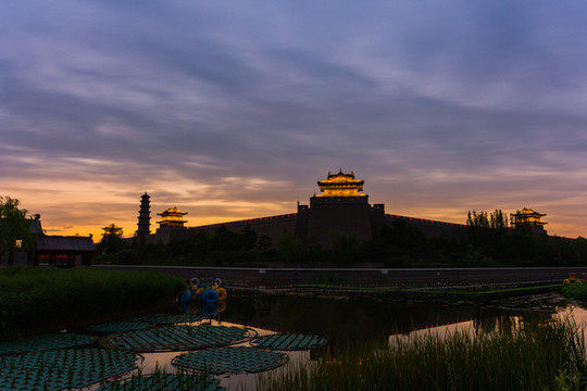 山西大同城墻遺址公園角樓晚霞