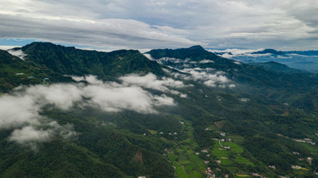 云霧環(huán)繞大山
