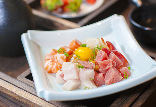 生魚肉沙拉