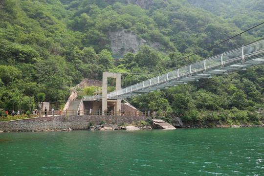 水上玻璃棧道吊橋