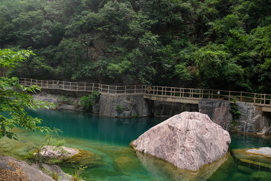 水中的大石頭