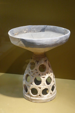 新石器時(shí)代鏤空陶豆