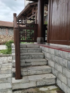 木頭欄桿與石頭臺(tái)階
