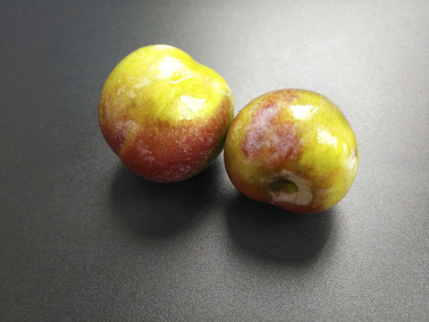 黑底兩紅李子