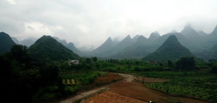 清晨山野