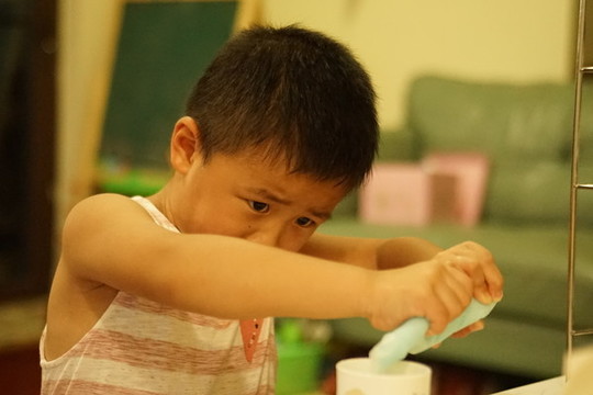 做實(shí)驗(yàn)的小孩
