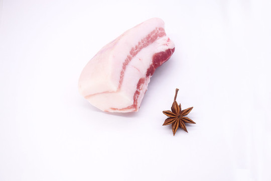 五花肉和八角調(diào)料