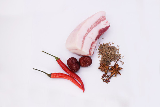 五花肉和八角調(diào)料和辣椒和紅棗