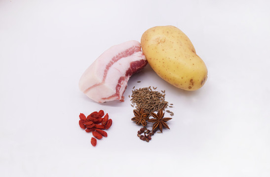 五花肉土豆枸杞八角調(diào)味料