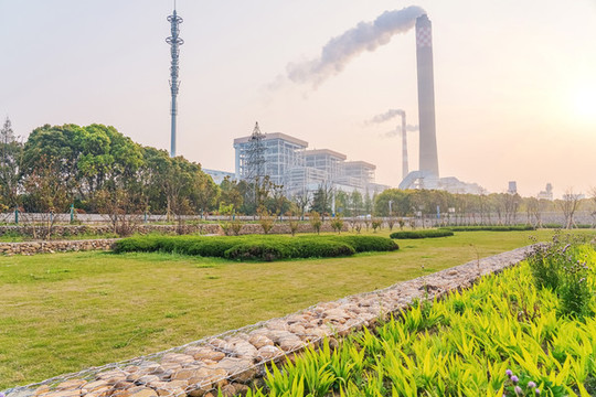 工廠里冒著濃煙的高大煙囪
