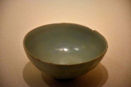 元代龍泉窯青釉蓮瓣紋瓷碗