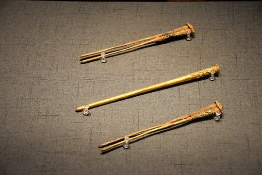 南宋單股花卉紋筒形金簪