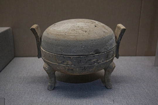 戰(zhàn)國(guó)帶蓋灰陶鼎