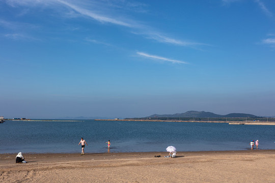 晴朗天空下的海景