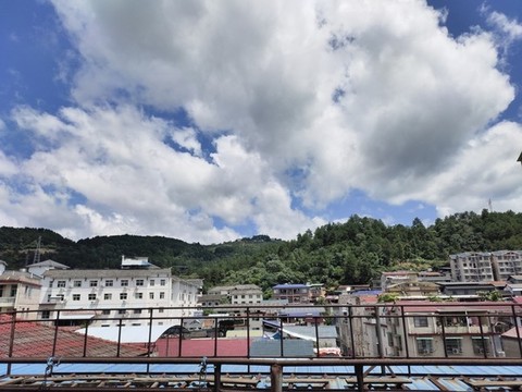 藍(lán)天白云與民居