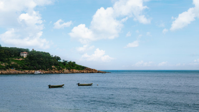 大連濱海西路海邊漁船