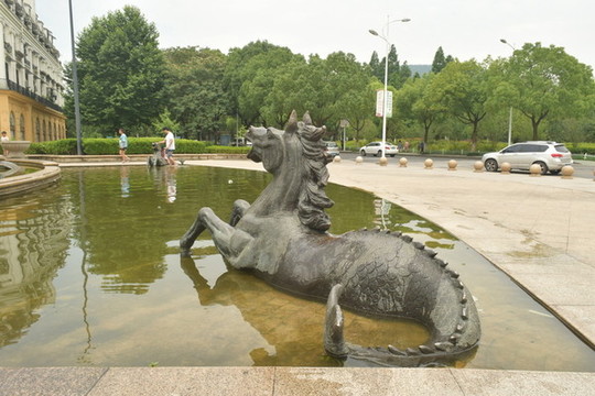 馬頭魚身雕塑