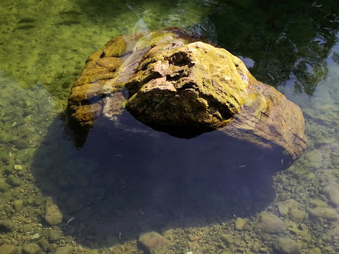水中石