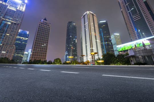 柏油馬路和高樓大廈
