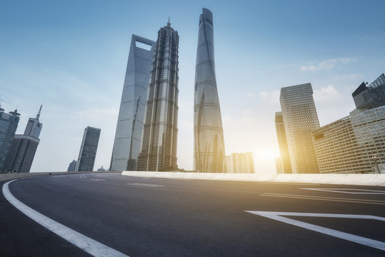 公路彎道和建筑景觀房地產(chǎn)