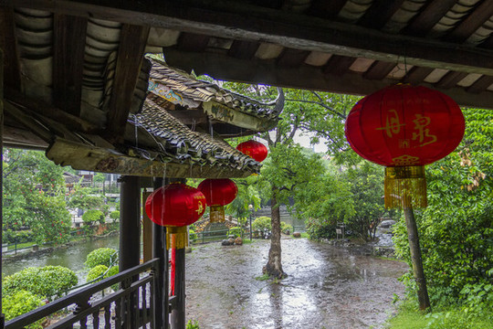 風(fēng)雨橋橋頭檐角飛翹