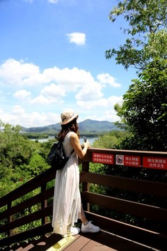 棧道觀景美女