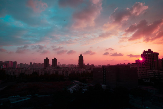 樓頂拍攝夕陽(yáng)落日
