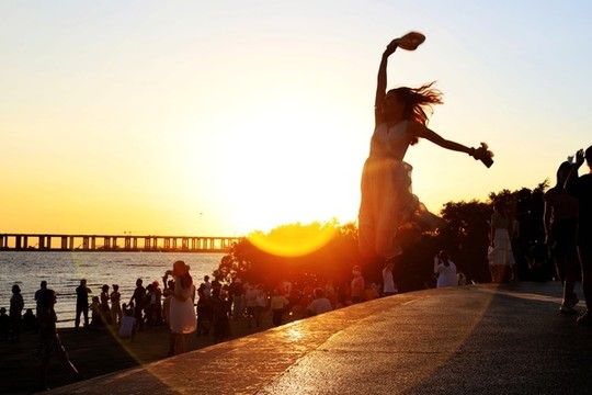 夕陽落日下人物剪影
