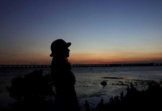 海邊傍晚美女