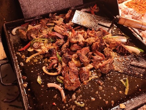 鐵板炒鴨與配菜
