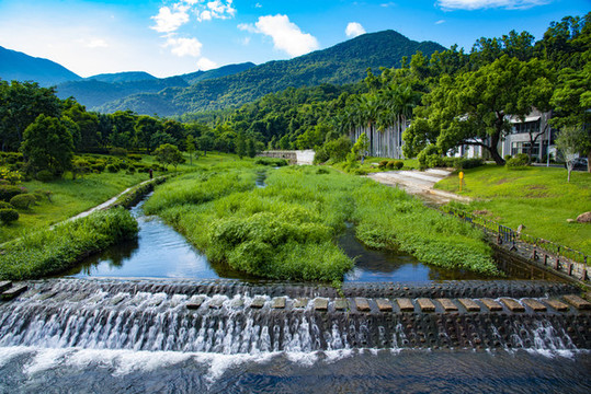 山谷的水壩
