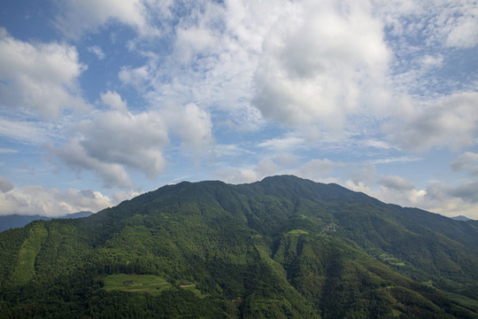 藍天白云下映襯下的綠色山峰