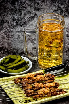 冰鎮(zhèn)啤酒烤肉串和熟毛豆