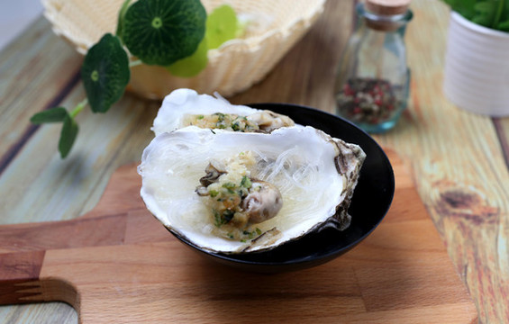 蒜蓉粉絲生蠔美食