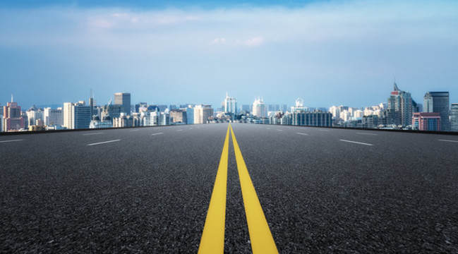 高速公路天際線與建筑景觀