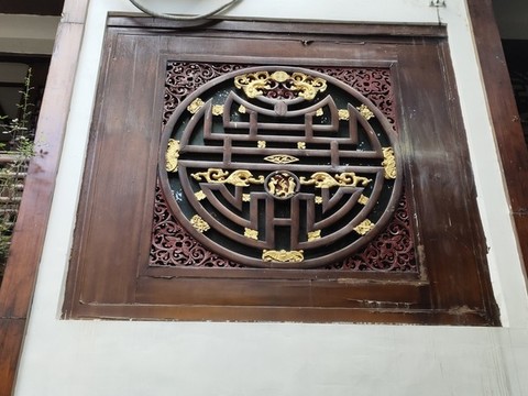 描金木窗戶特寫