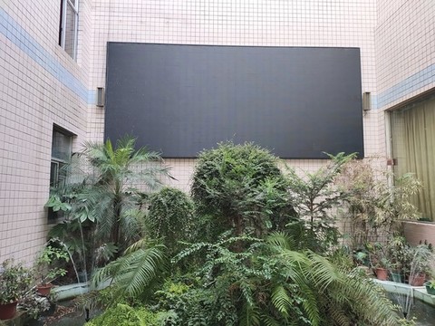 假山綠植與電子顯示屏