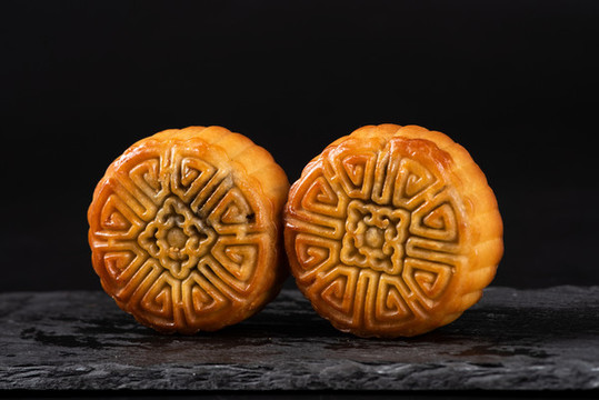 中秋節(jié)月餅黑色背景特寫