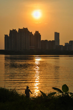 江邊夕陽(yáng)