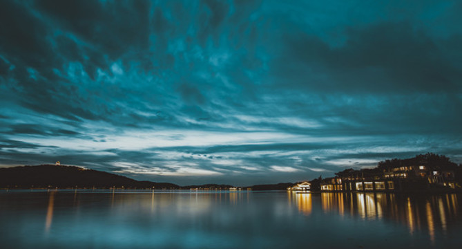 傍晚湖景