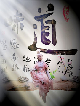 被光照亮的菩薩像