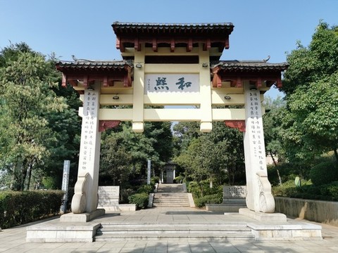 現(xiàn)代中式牌坊