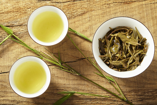 白色蓋碗里的普洱茶茶底與茶湯