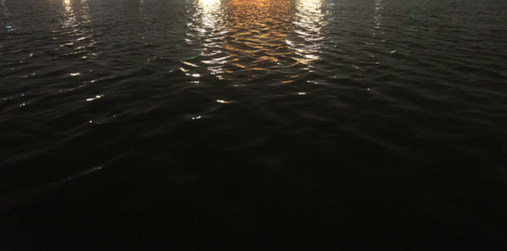 夜晚的水波紋